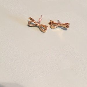 Gold bow earrings